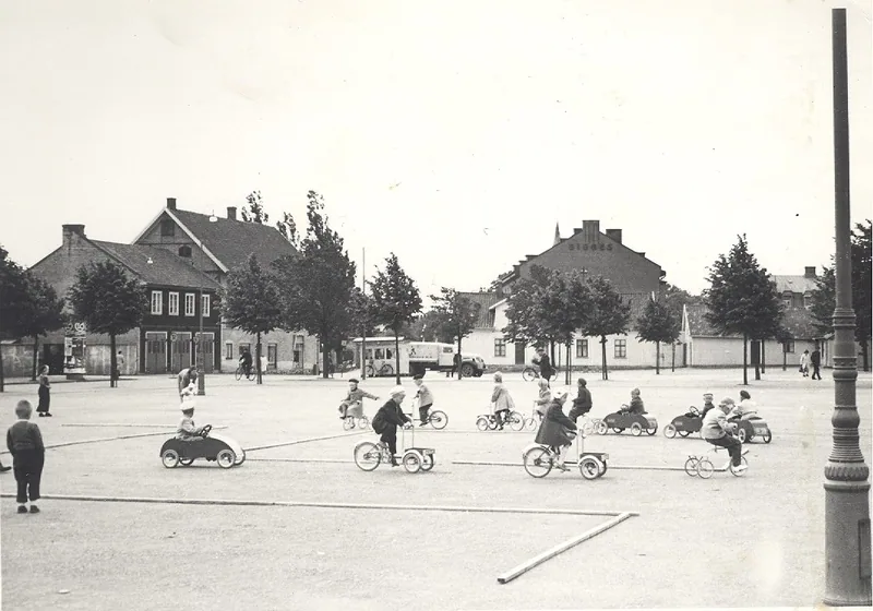 Trafiklekskolan 1952 på Stortorget. Polis Torsten Holmström ledde oss.