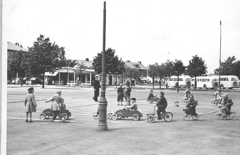 Trafiklekskolan 1952 på Stortorget. Polis Torsten Holmström ledde oss.