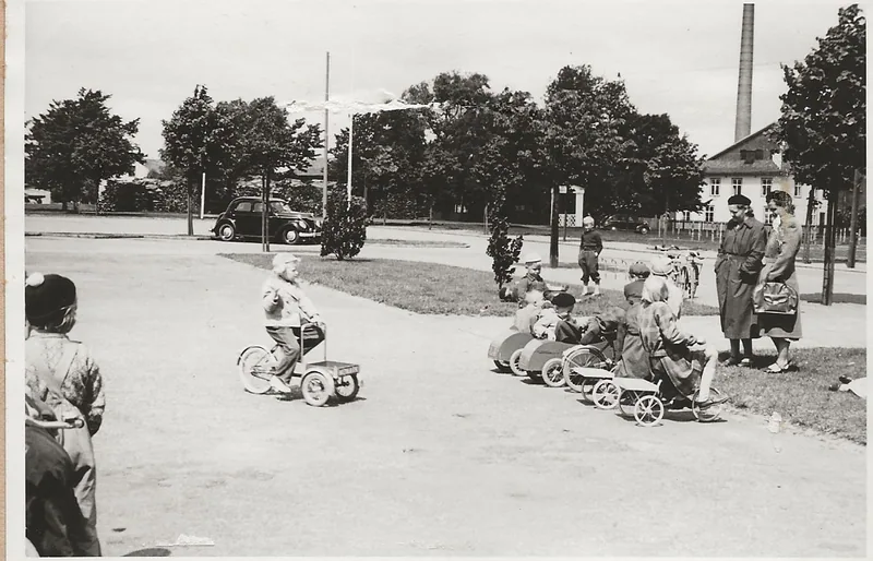 Trafiklekskolan 1952 på Stortorget. Polis Torsten Holmström ledde oss.